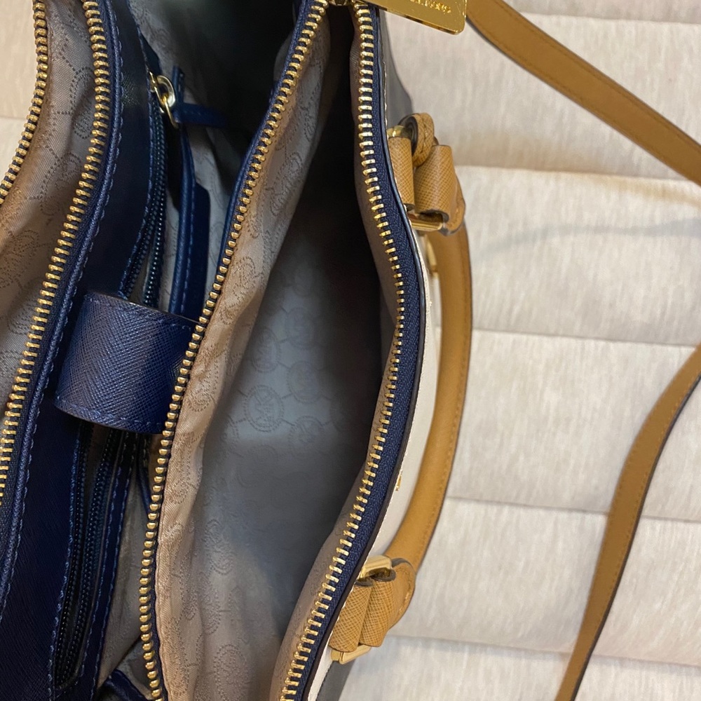 Michael Kors Designer handbag π - Picture 7 of 10